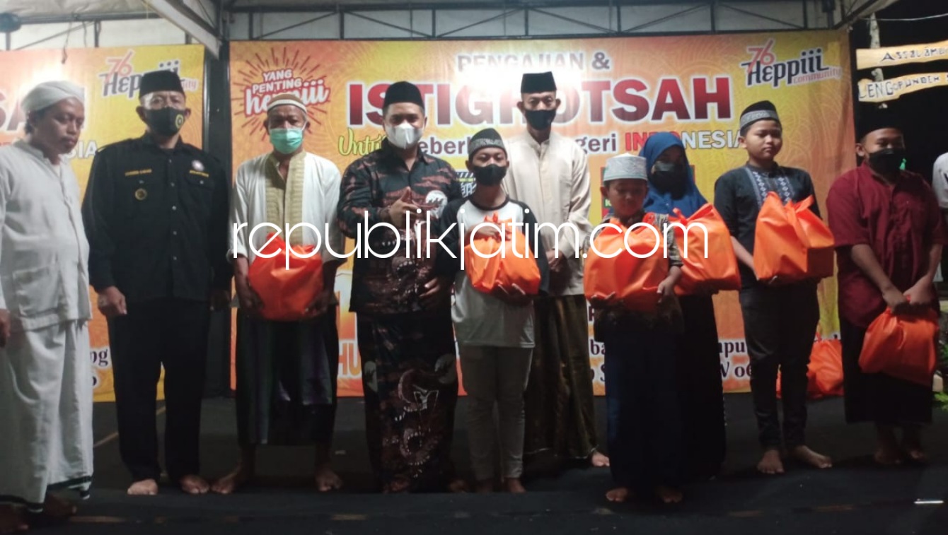 ISTIGOTSAH - Ratusan warga RW 06 Dusun Semampir, Desa Sidorejo, Kecamatan Krian, Sidoarjo menggelar acara doa dan istigotsah bersama untuk keberkahan bangsa Indonesia, Sabtu (25/09/2021) malam.