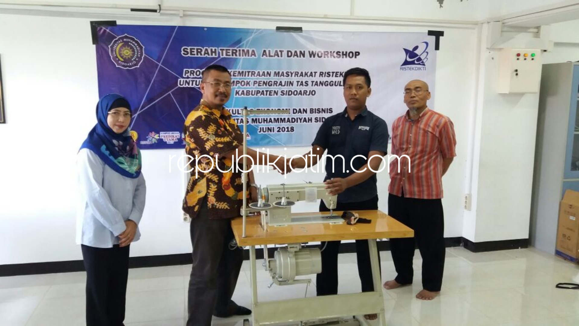 SERAH TERIMA - Tim PKM Fakultas Ekonomi dan Bisnis, Umsida Sidoarjo yang dikomandoi Mashudi menyerahkan bantuan mesin ke perajin tas di Perumtas 2, Desa Kedensari, Kecamatan Tanggulangin, Sidoarjo, Rabu (26/09/2018).