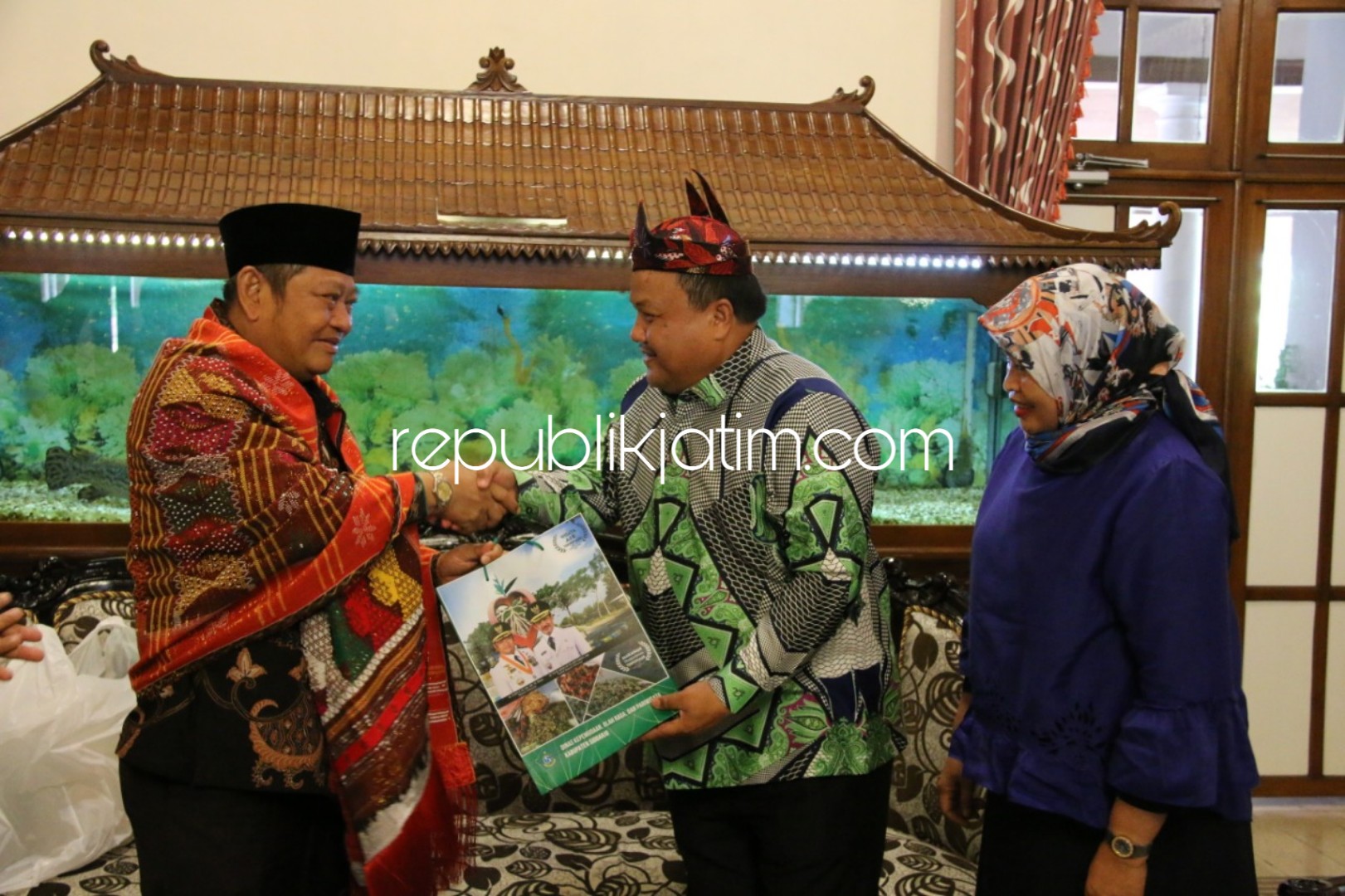 KUNJUNGAN - Bupati Sidoarjo, Saiful Ilah menerima kunjungan rombongan Walikota Sibolga, Syarfi Hutauruk untuk belajar pengembangan Usaha Mikro Kecil Menengah (UMKM) di kotanya, Kamis, (27/09/2018).