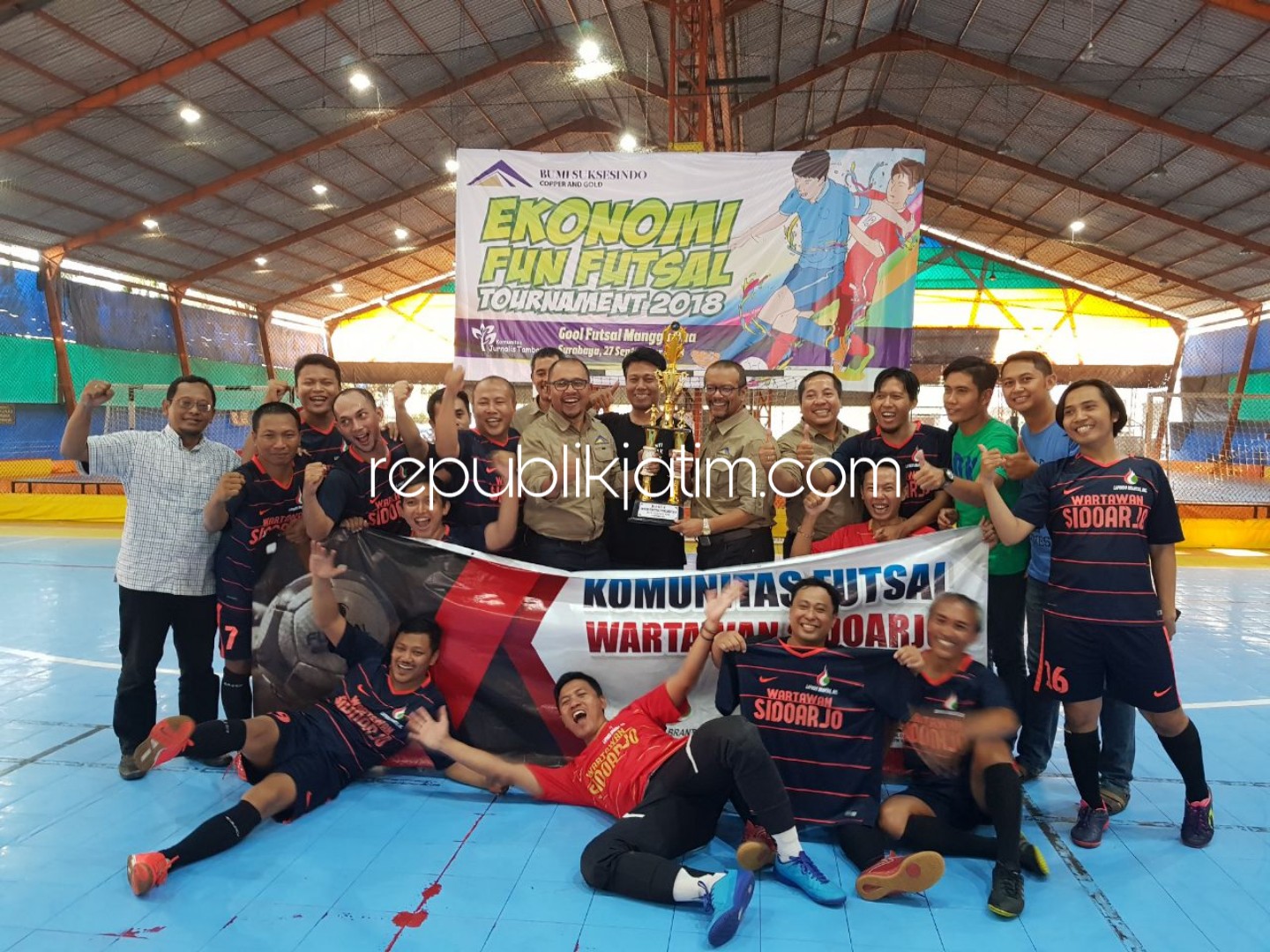 JUARA - Tim futsal wartawan Sidoarjo membuktikan diri sebagai tim terbaik dalam Turnamen Futsal Antarpokja Wartawan Piala BSI 2018 di Lapangan Futsal Gool Mangga Dua, Surabaya, Kamis (27/09/2018).