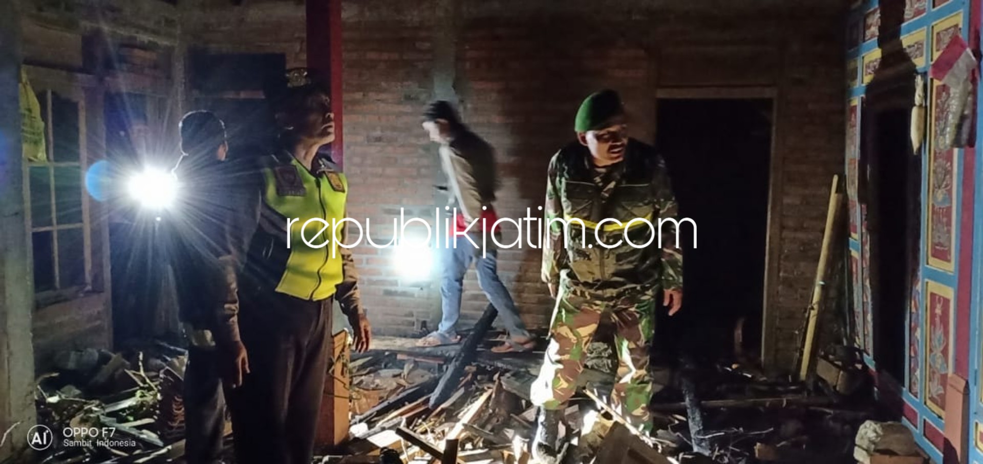 LUDES - Rumah Pantes (70) warga Dusun Ngrancah, Desa Gajah, Kecamatan Sambit, Ponorogo ludes terbakar, Rabu (26/09/2018) malam.