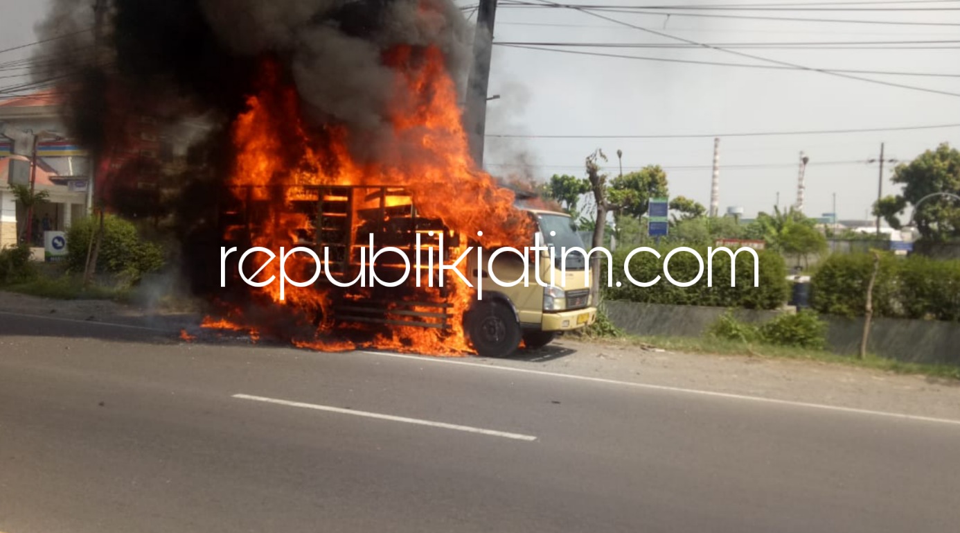 LUDES TERBAKAR - Sebuah truk bernopol S 9639 UN yang dikemudikan, Ratno Wahyudi (45) warga Krian, Sidoarjo ludes terbakar di JL Raya Bringinbendo, Kecamatan Taman, Sidoarjo, Selasa (28/09/2021). 