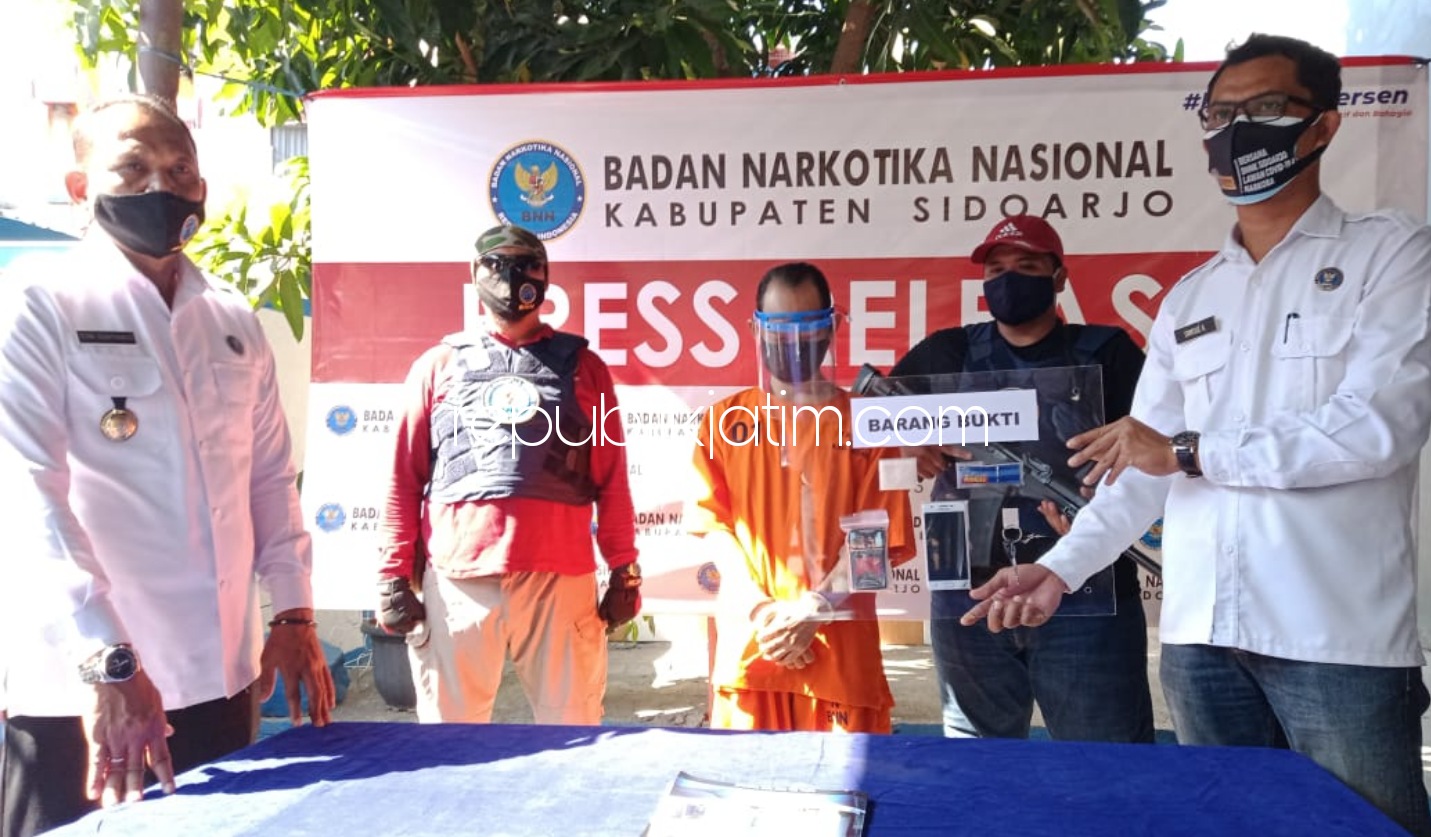 PENGEDAR - Petugas BNN Sidoarjo memamerkan tersangka Sefri Susanto (31) warga Desa Medaeng, Kecamatan Waru, Sidoarjo yang ditangkap petugas lantaran memiliki 6,12 gram sabu-sabu saat di JL Durian Desa Geluran Kecamatan Taman, Sidoarjo, Selasa (22/09/20).