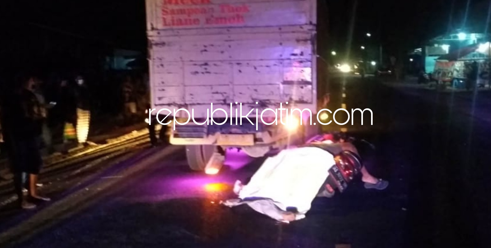 TEWAS - Korban kecelakaan dan sepeda moyornya saat nyungsep di kolong pantat truk di JL Raya Desa/Kecamatan Sambit, Ponorogo, Selasa (29/09/2020). 