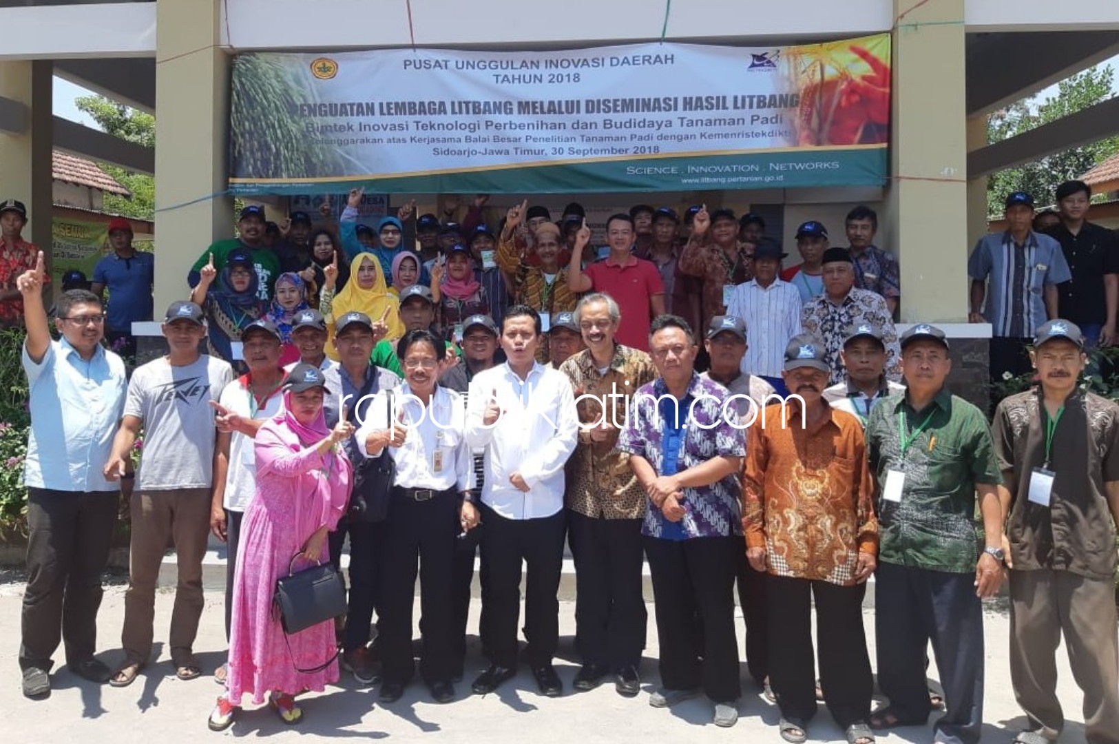 BIMTEK - Wakil Ketua Komisi VII DPR RI, Syaikhul Islam Ali bersama Pusat Unggulan Iptek Daerah Kemenristekdikti menggelar bimtek inovasi teknologi pembenihan dan budidaya tanaman padi di Desa Mindugading, Kecamatan Tarik, Sidoarjo, Minggu (30/09/2018).