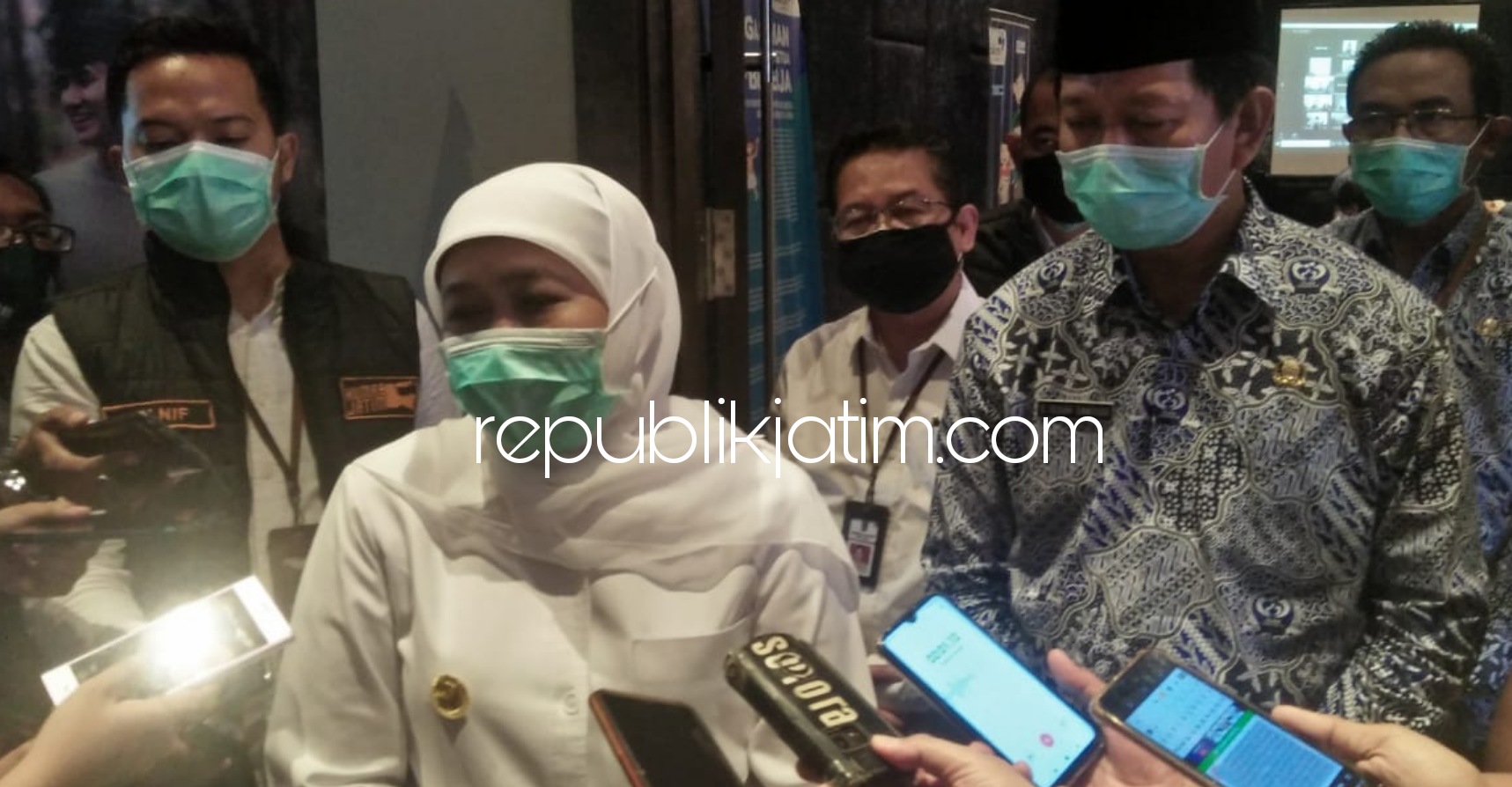 PASTIKAN - Gubernur Jatim, Khofifah Indar Parawansa memastikan Surat Keputusan (SK) Pj Bupati Sidoarjo sudah turun per hari ini usai mengikuti acara Temu Bareng Penyuluh KB Provinsi Jatim di Luminor Hotel Sidoarjo, Rabu (30/09/2020).