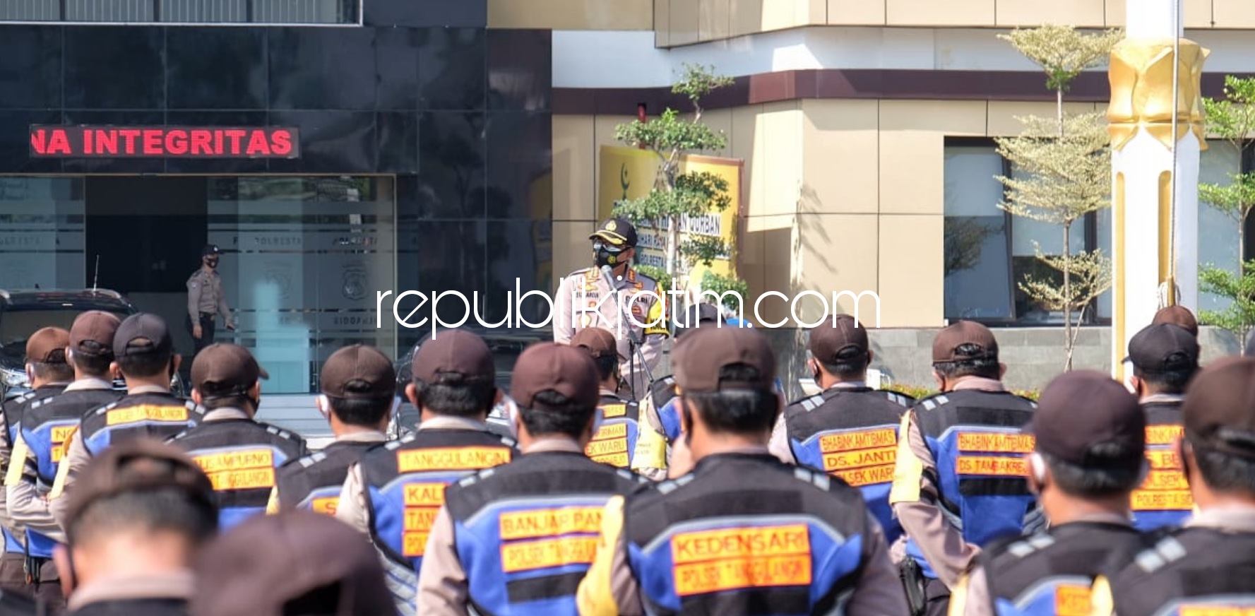 APEL - Kapolresta Sidoarjo, Kombes Pol Sumardji saat memimpin apel memperkuat peran Bhabinkamtibmas dalam penanganan Covid-19 dan Pilkada Sehat, Rabu (30/09/2020). 