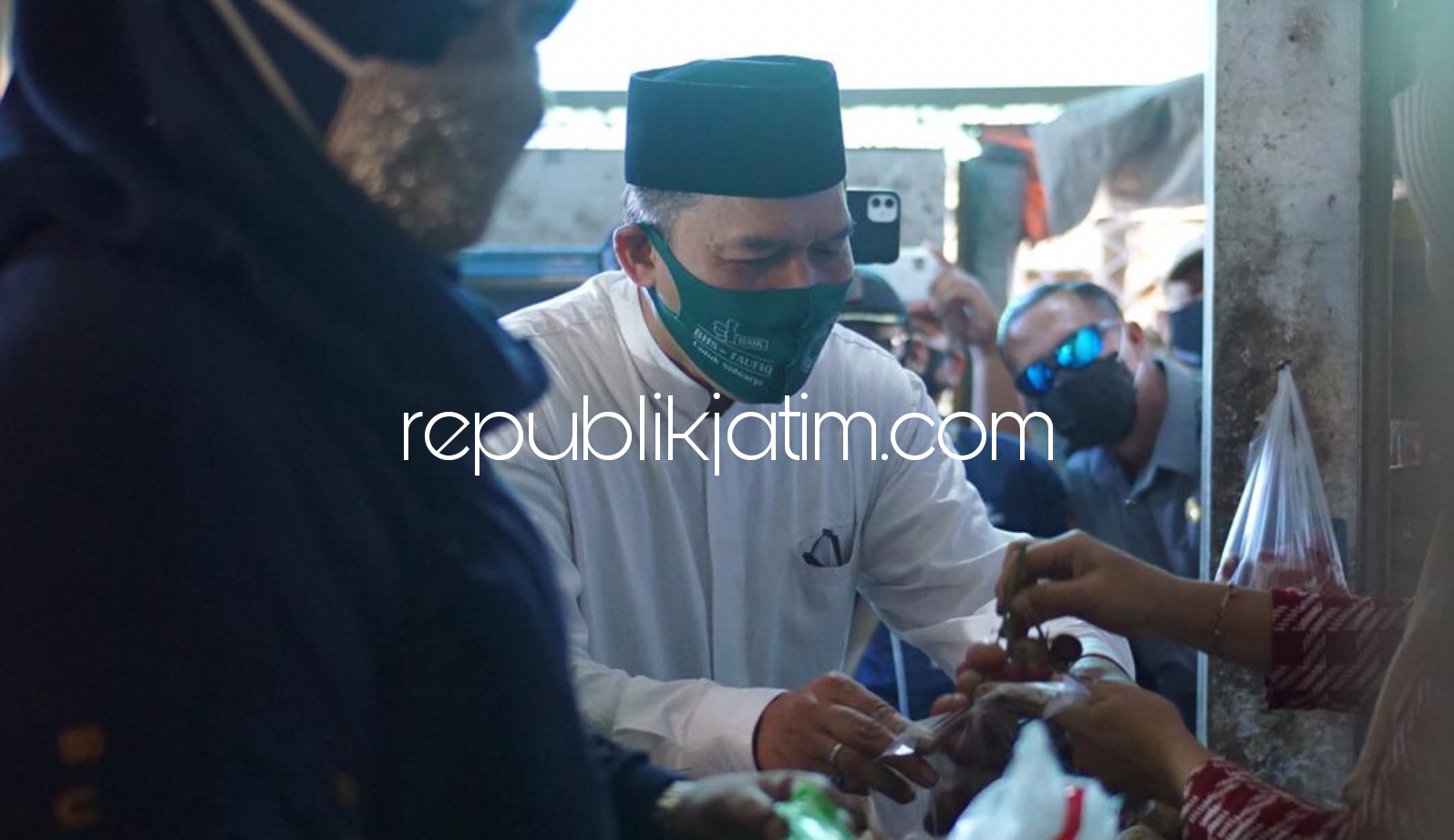 DIALOG - Pasangan Calon (Paslon) Bupati dan Wakil Bupati, Bambang Haryo Soekartono - M Taufiqulbar (BHS-Taufiq) berdialog dengan sejumlah pedagang dan konsumen Pasar Desa Kalanganyar, Kecamatan Sedati, Sidoarjo, Kamis (01/10/2020).
