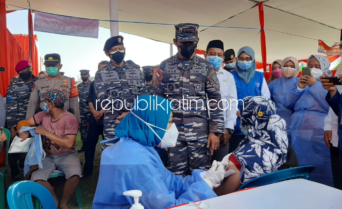 TINJAU - Pangkoarmada II Laksda TNI Dr Iwan Isnurwanto bersama Forkopimka dan Dinkes Pemkab Sidoarjo saat meninjau divaksin di Lapangan Desa Wage, Kecamatan Taman, Sidoarjo, Jumat (01/10/2021) sore.