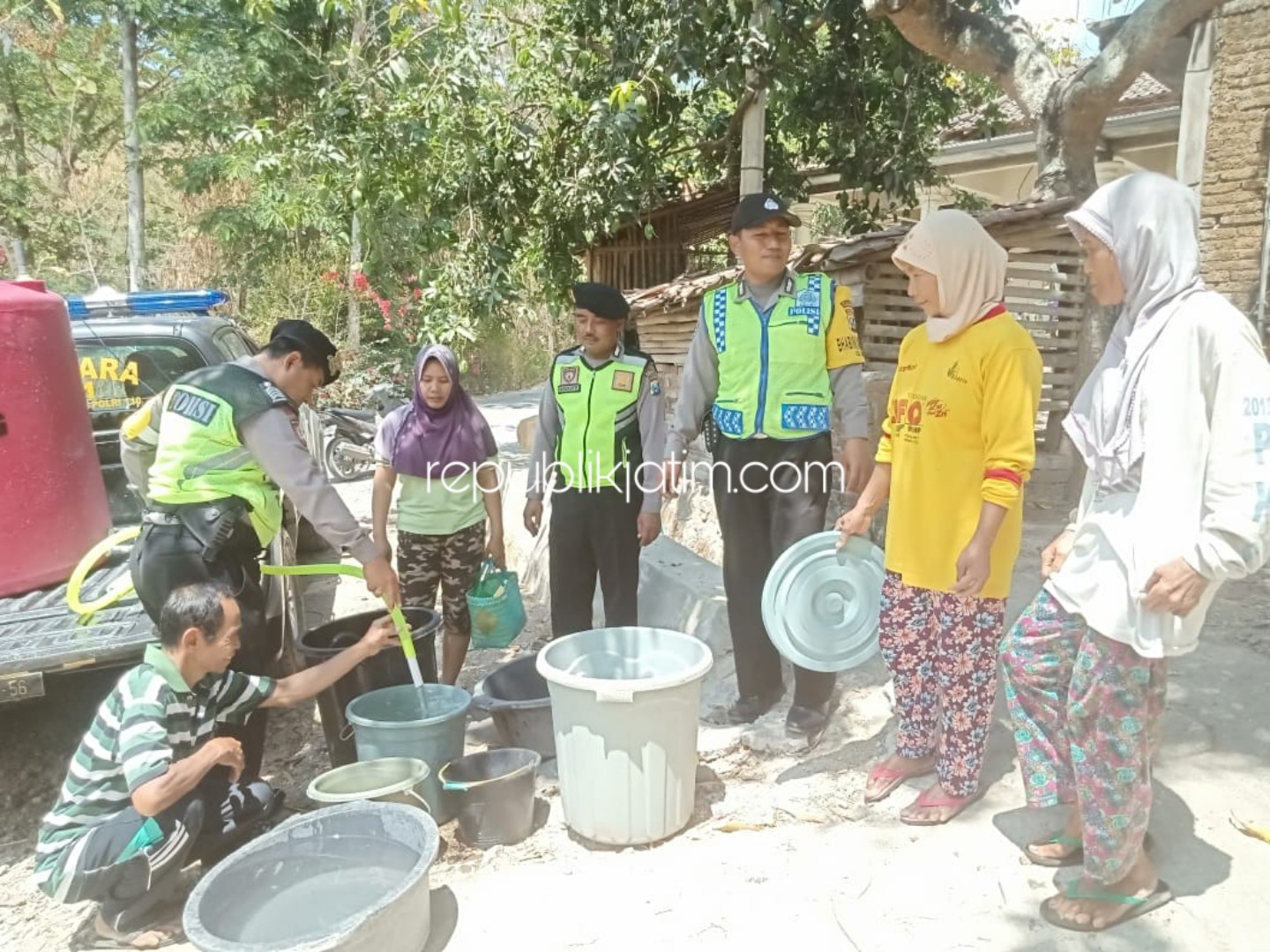 AIR BERSIH - Sejumlah petugas Polsek Slahung memasok air bersih 1.950 liter ke warga Desa Broto, Kecamatan Slahung, Ponorogo karena warga kesulitar air bersih, Senin (30/09/2019).
