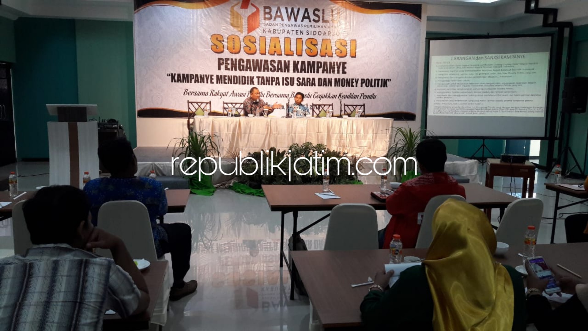 SOSIALISASI - Bawaslu Sidoarjo menggelar Sosialisasi Pengawasan Kampanye bertema Kampanye Mendidik Tanpa Isu Sara dan Money Politik yang diikuti ratusan peserta di Hotel Sofia Juanda, Sidoarjo, Selasa (02/10/2018).