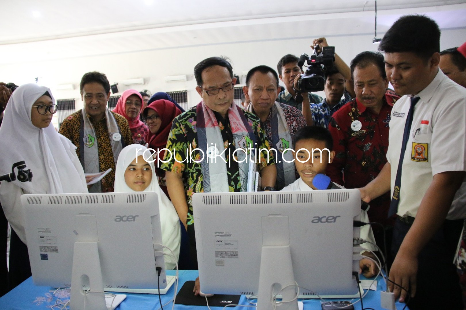 NOMINATOR - Tim dewan juri Kompetisi Budaya Kinerja (KBK) dipimpin Dwi Suyantono Kabag Pengembangan Kinerja Biro Organisasi Setda Propinsi Jatim mengunjungi SMPN 4 Sidoarjo untuk melihat langsung KBK Calisline yang masuk Top 20, Selasa (02/10/2018).