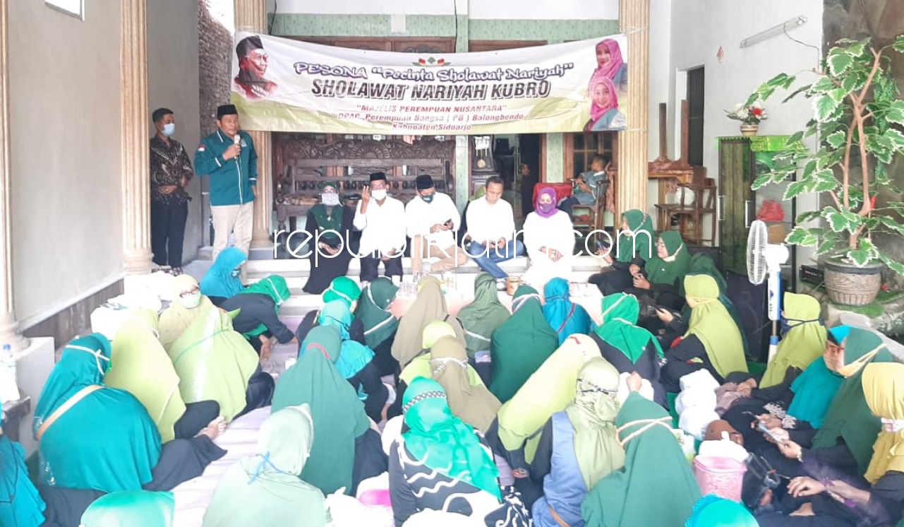 PAPARAN - Cawabup Sidoarjo, Subandi menyampaikan paparan kepada para Perempuan Bangsa (PB) PAC Balongbendo dan Pesona Pecinta Sholawat Nariyah di Desa Singkalan, Kecamatan Balongbendo, Sidoarjo, Jumat (02/10/2020).