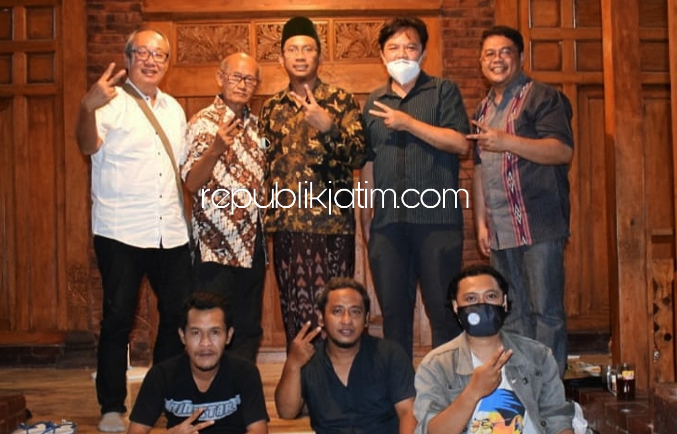 SILATURRAHMI - Sejumlah tokoh lintas agama Sidoarjo bersilaturrahmi ke Paslon Bupati dan Wakil Bupati Sidoarjo, Ahmad Muhdlor Ali (Gus Muhdlor) - Subandi di rumah kayu Bumi Sholawat Lebo, Sidoarjo, Kamis (01/10/2020) malam.