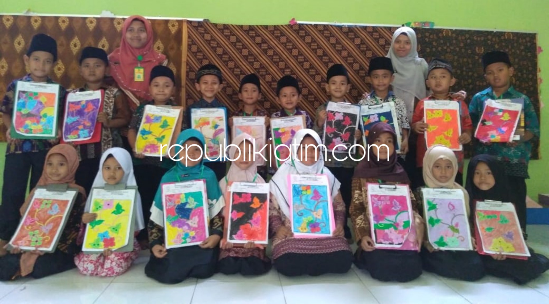 MEWARNAI - Puluhan siswa Sekokah Dasar Islam (SDI) Aulia, Prambon mengikuti lomba mewarnai batik yang digelar di depan kelas untuk memperingati Hari Batik Nasional yang diperingati setiap 2 Oktober, Rabu (03/10/2018).