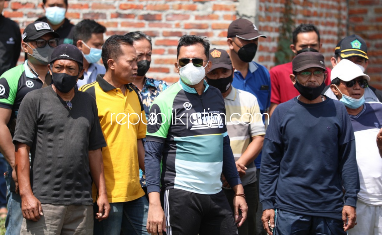 TURUN - Bupati Sidoarjo, Ahmad Muhdlor Ali (Gus Muhdlor) terpaksa turun tangan menyelesaikan sengketa warga Desa Keboananom, Kecamatan Gedangan yang menolak rencana Kades Sutiyono membangun pertokoan di lapangan sepak bola, Minggu (03/10/2021).