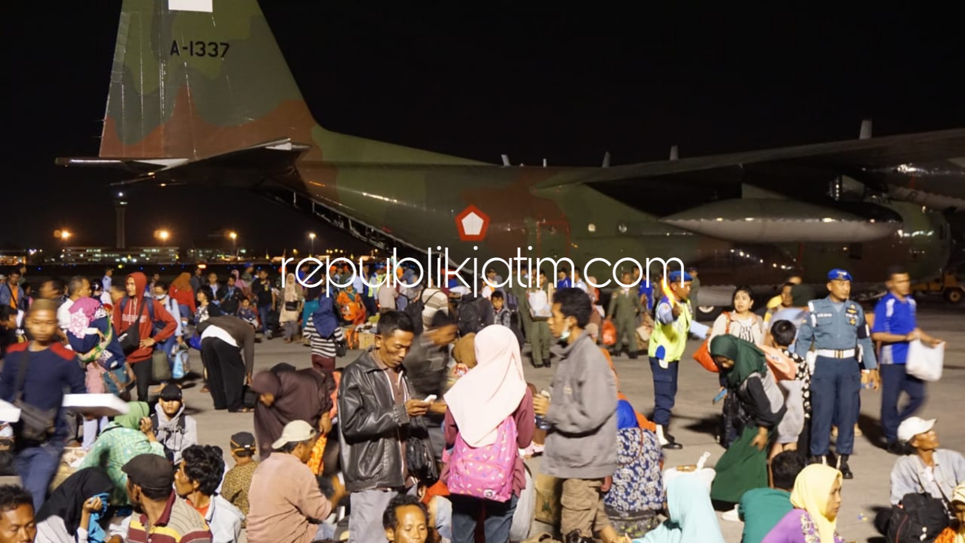 TIBA - Sebanyak 160 pengungsi asal Palu dan Donggala, Sulawesi Tengah tiba di Bandara Internasional Juanda, Sidoarjo menggunakan pesawat Hercules, Rabu (03/10/2018) malam.