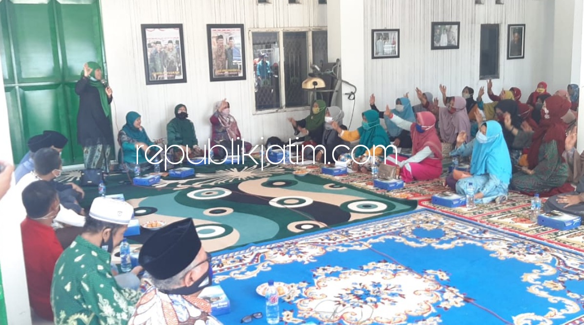 PAPARAN - Cawabup Dwi Astutik menyampaikan paparan ke sejumlah Pengurus MWC NU Balongbendo dan ibu-ibu soal program Paslon nomor 3 di rumah Aminan Desa Penambangan, Kecamatan Balongbendo, Sidoarjo, Sabtu (03/09/2020).