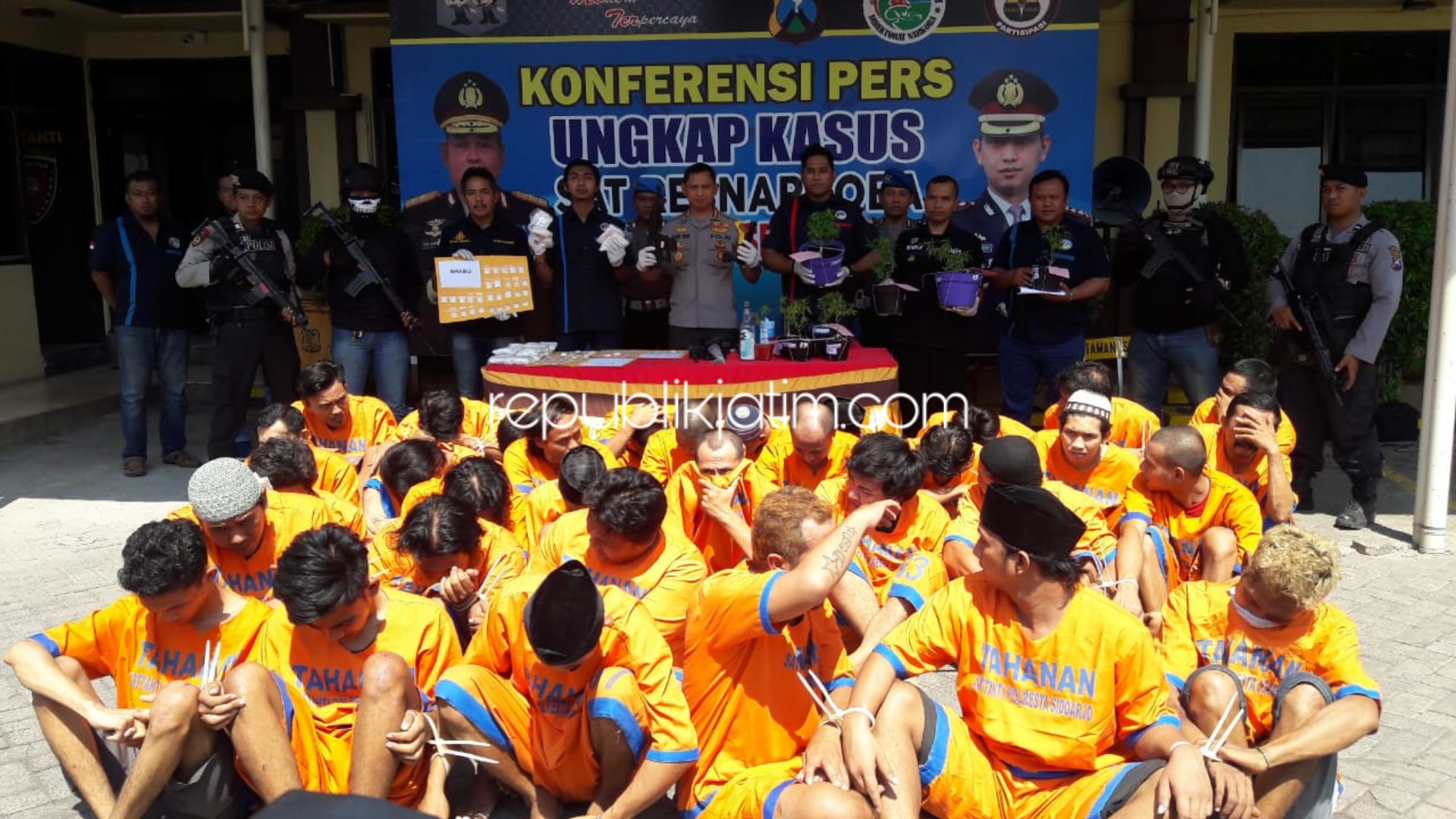 PENGEDAR - Kapolresta Sidoaarjo, Kombes Pol Zain Dwi Nugroho menunjukkan 62 tersangka dan barang bukti kasus peredaran narkoba, Jumat (04/10/2019).