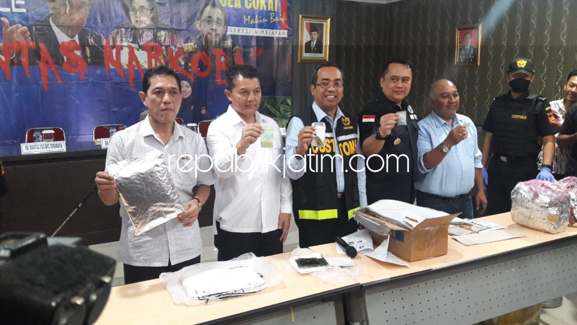LUAR NEGERI - KPPBC TMP Juanda mengamankan 5 paket narkoba dari luar negeri lewat paket dengan 5 paket barang buktinya dipamerkan, Kamis (04/10/2018).