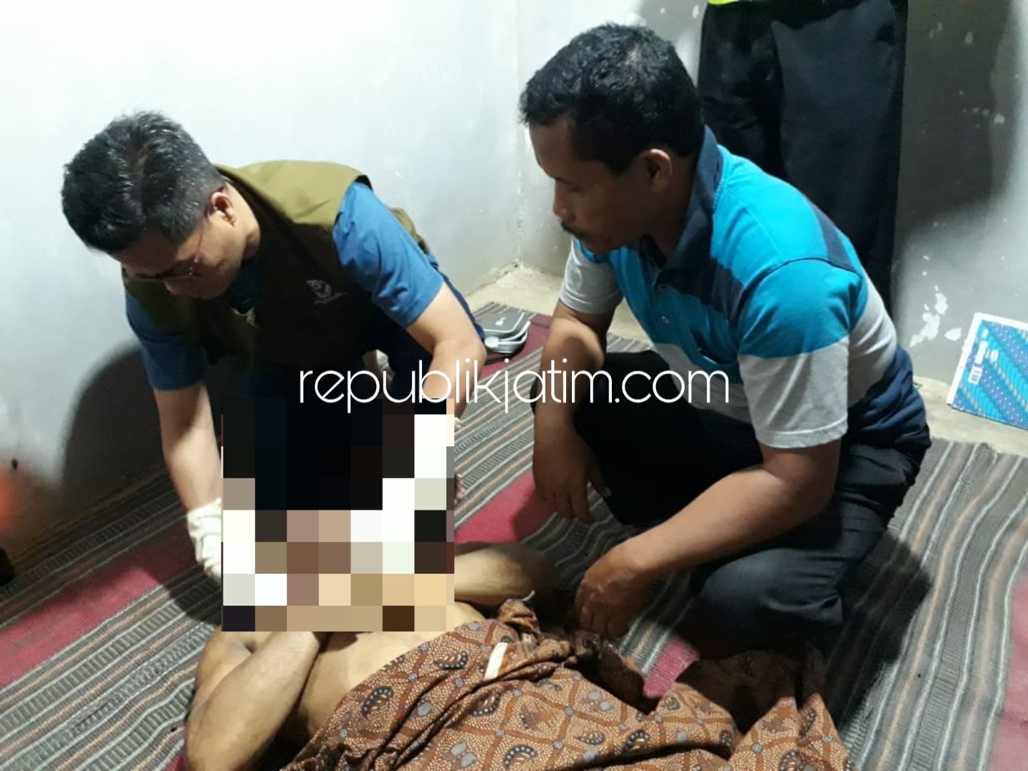 OTOPSI - Sejumlah petugas mengotopsi luar jenazah Daryono (58) warga Dusun Ngembel, Desa Baosanlor, Kecamatan Ngrayun, Ponorogo yang tewas di hutan pinus, Rabu (03/10/2018) malam.