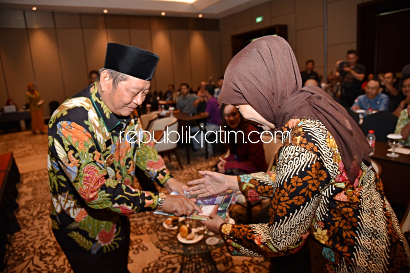 PAKAR - Bupati Sidoarjo, Saiful Ilah dan pakar media, Dr Sirikit Syah saat menjadi pembicara acara Pembinaan Insan Pers yang digelar Dinas Kominfo Sidoarjo, di Hotel Premier Place, Juanda, Kamis (04/10/2018).