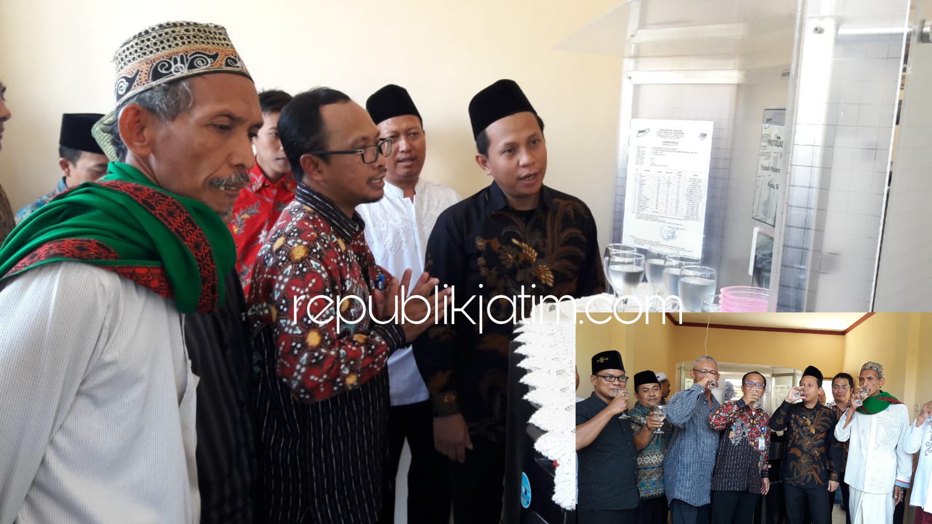 SERAHKAN - Direktur Pusat Teknologi Lingkungan, BPPT Rudi Nugroho menyerahkan bantuan peralatan Air Siap Minum (Arsinum) ke Ponpes Bahrul Ulum Sahlaniyah, Dusun Sidorangu, Desa Watugolong, Kecamatan Krian, Sidoarjo, Jumat (05/10/2018).