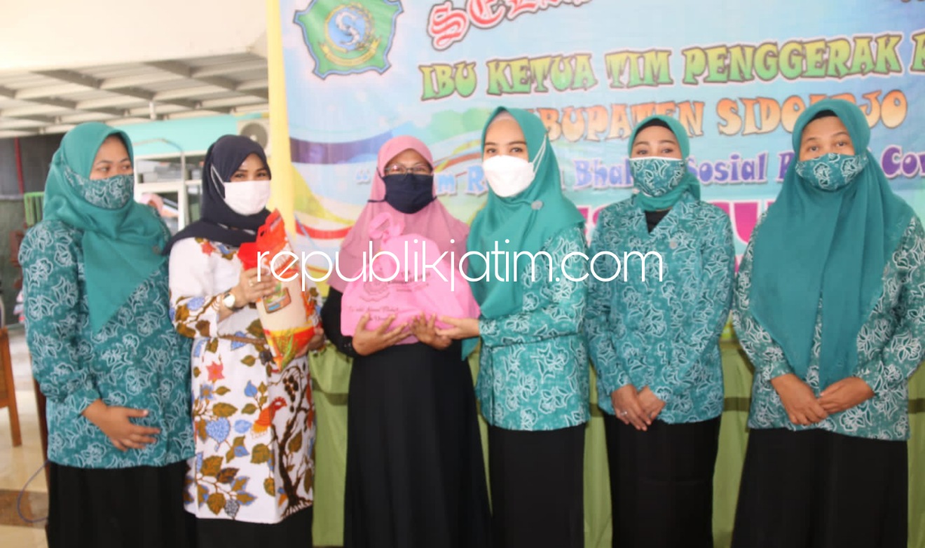 SALURKAN - Istri Bupati Sidoarjo, Ny Sa'adah Ahmad Muhdlor Ali (Ning Sasha) membagikan paket bansos kepada warga di Kecamatan Sukodono dan Kecamatan Taman, Sidoarjo, Selasa (05/10/2021).