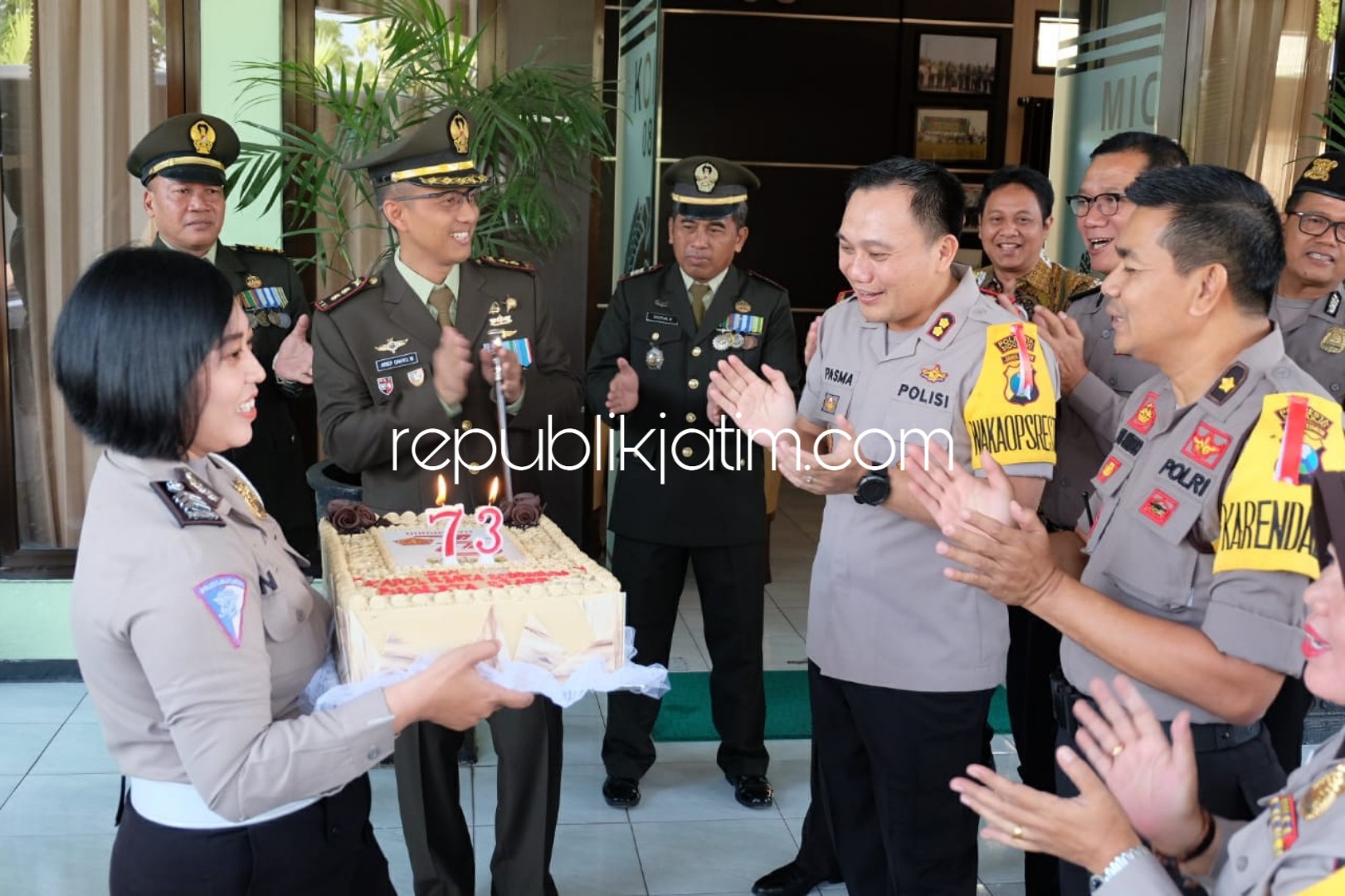 SURPRISE - Rombongan Wakapolresta Sidoarjo, AKBP Pasma Royce memberikan surprise party ke Komandan Kodim 0816 Sidoarjo, Letkol Kav Arief Cahyo Widodo untuk peringati HUT TNI ke 73, Jumat (05/10/2018).