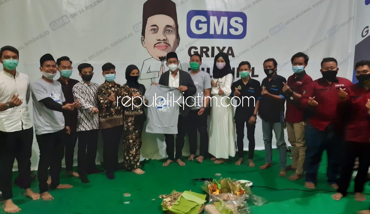 PENYERAHAN - Cabup Sidoarjo 2020, Gus Muhdlor menyerahkan cinderamata saat pembukaan Griya Milenial Sidoarjo (GMS) di Desa Sarirogo, Kecamatan/Kabupaten Sidoarjo, Minggu (04/10/2020) malam.