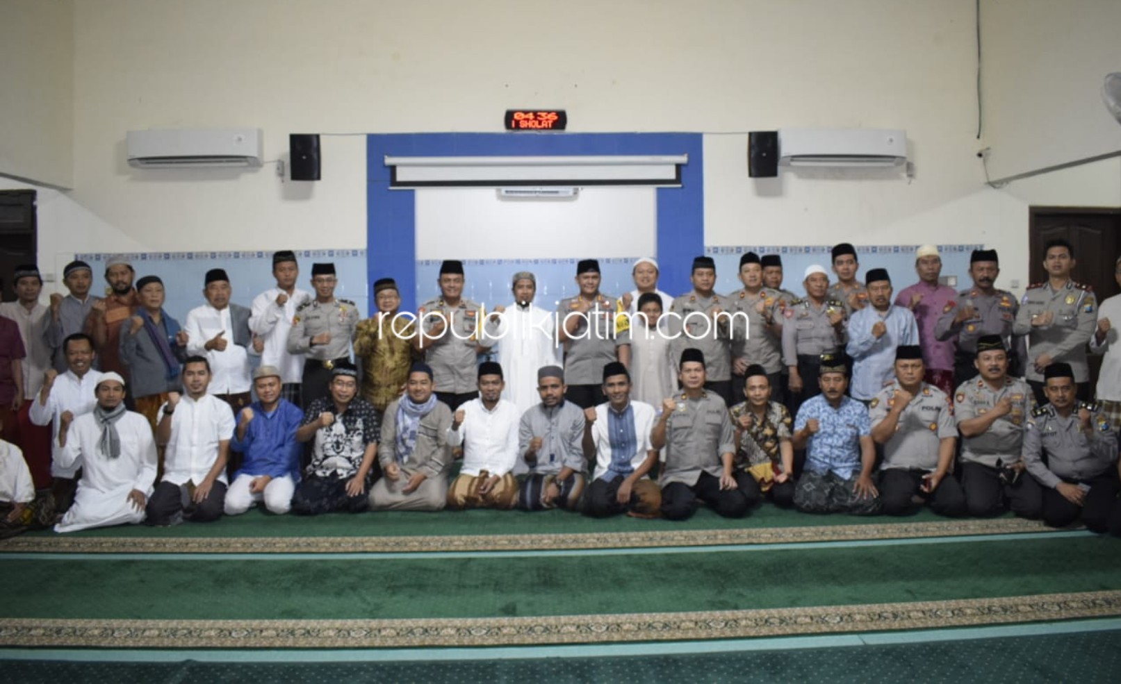 SAFARI - Wakapolresta Sidoarjo AKBP M Anggi Naulifar Siregar memimpin kegiatan Safari Shalat Subuh Polresta Sidoarjo di Masjid Perumahan Citra Harmoni, Desa Trosobo, Kecamatan Taman, Sidoarjo, Sabtu (05/10/2019).