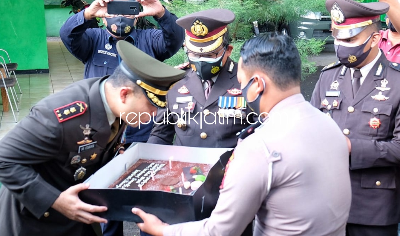 HUT - Kapolresta Sidoarjo Kombes Pol Sumardji beserta jajaran membuat kejutan untuk Dandim 0816 Sidoarjo Letkol Inf Mohammad Iswan Nusi beserta jajaran dalam peringatan HUT TNI ke 5, Senin (05/10/2020).