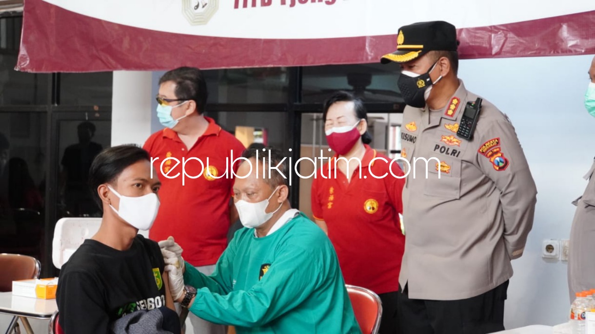 VAKSIN - Kapolresta Sidoarjo Kombes Pol Kusumo Wahyu Bintoro meninjau pelaksanaan vaksin di Klenteng TITD Tjong Hok Kiong, Sidoarjo, Rabu (06/10/2021).