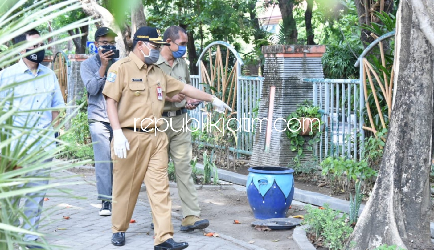SIDAK - Pj Bupati Sidoarjo, Hudiyono menggelar sidak ke alun-alun dan kawasan GOR Sidoarjo agar fasilitas umum maupun sarana dan prasarananya bersih, Senin (05/10/2020).