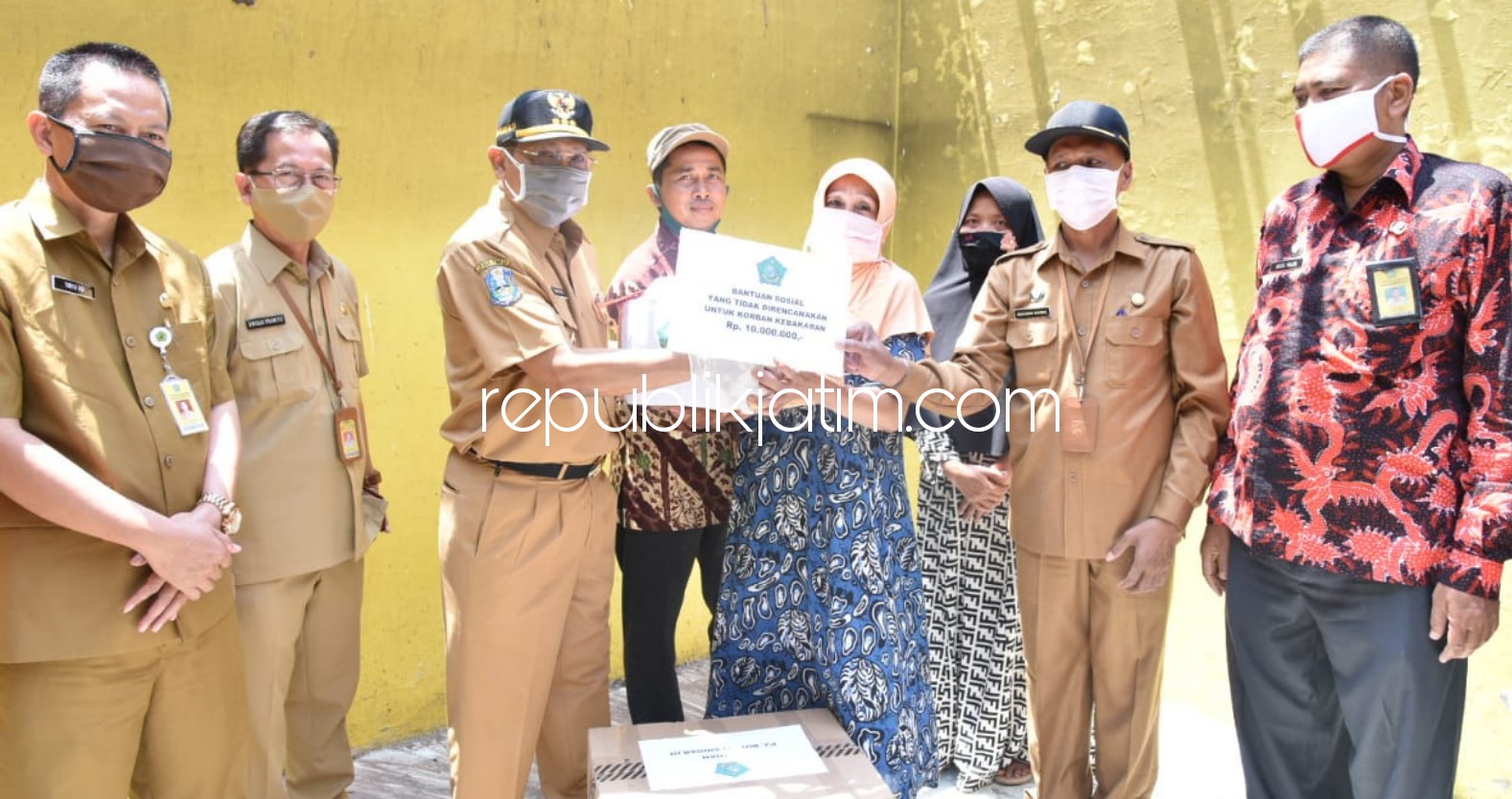 BANTUAN - Pj Bupati Sidoarjo, Hudiyono menyerahkan bantuan uang tunai Rp10 juta dan paket sembako kepada korban kebakaran, Siti Julaikha warga Masangan, Kecamatan Sukodono, Sidoarjo, Senin (05/10/2020).