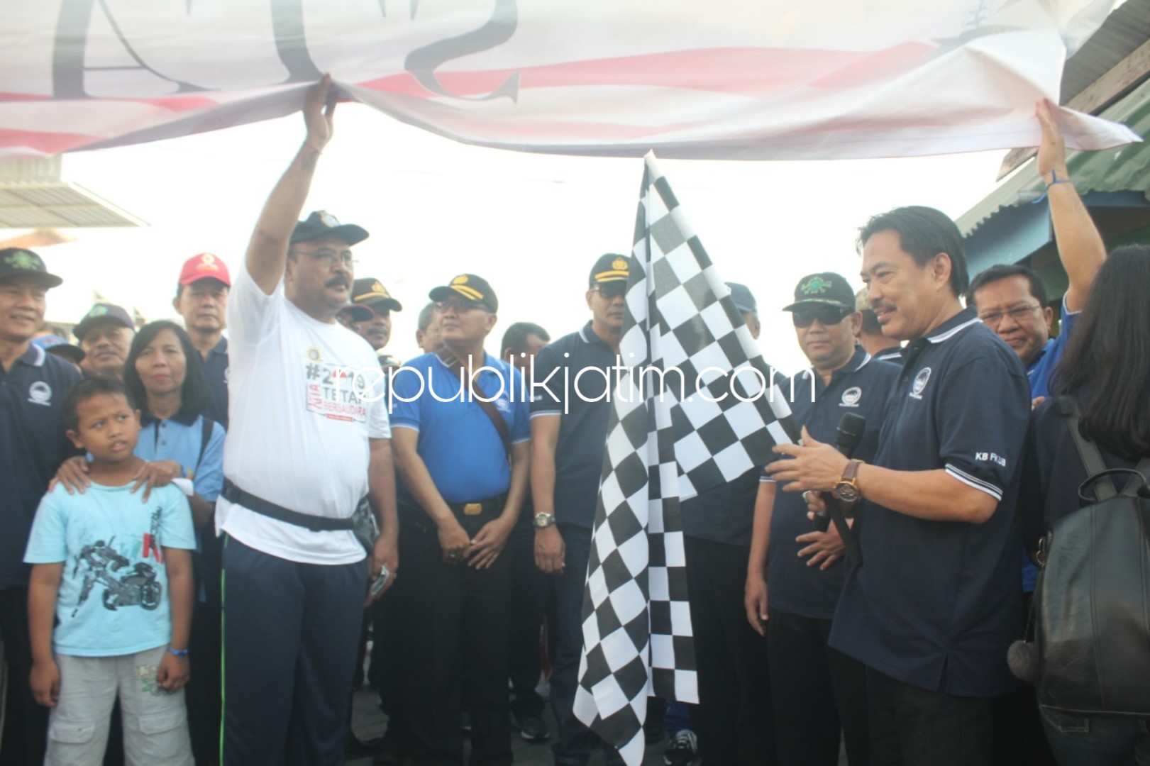 BERANGKATKAN - Wakil Bupati Sidoarjo, Nur Ahmad Syaifuddin memberangkatkan peserta Jalan Sehat dalam memperingati HUT FKUB Sidoarjo ke 2 di halaman parkir Gereja Santa Maria Annuntiata Sidoarjo, Sabtu, (06/10/2018).
