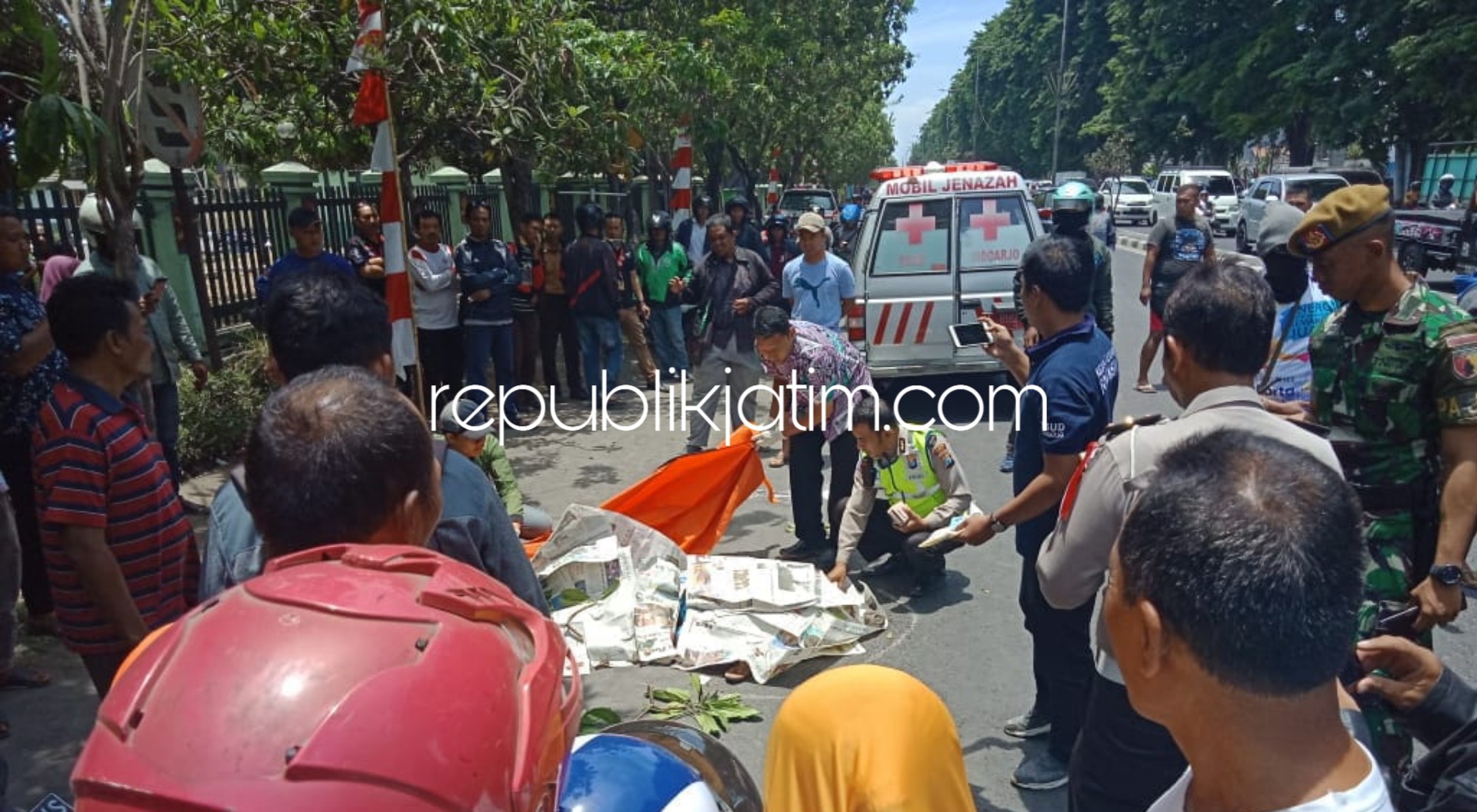 EVAKUASI - Sejumlah petugas mengevakuasi jenazah, Isnaini Agnien Syahira (18) warga Desa Penatarsewu, Kecamatan Tanggulangin yang tewas terlindas truk di Jalan Ahmad Yani, Desa Sruni, Kecamatan Gedangan, Sidoarjo, Sabtu (06/10/2018).