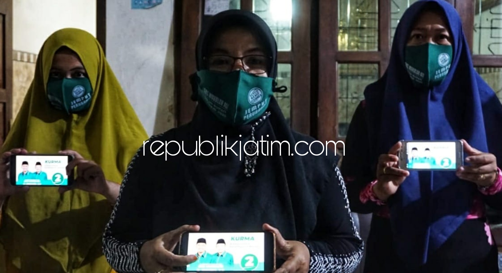 KURMA - Sejumlah ibu rumah tangga di Kecamatan Taman, Sidoarjo menunjukkan program Paslon Gus Muhdlor - Subandi Kartu Usaha Perempuan Mandiri (Kurma) yang memikat kalangan ibu-ibu, Selasa (06/10/2020) malam.