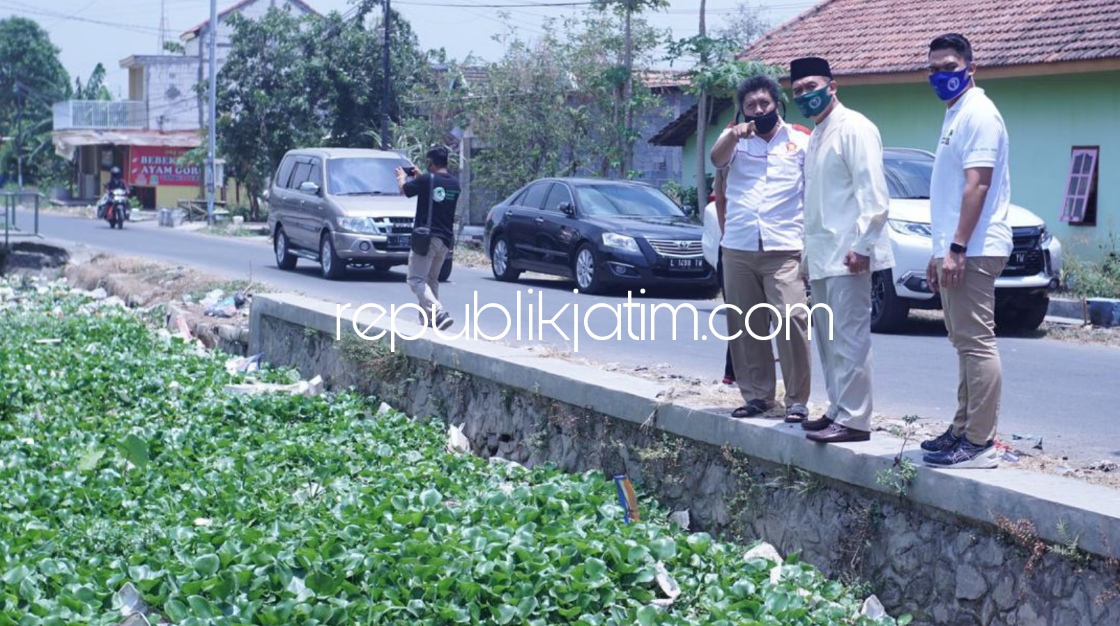 PRIHATIN - Cabup Sidoarjo, Bambang Haryo Soekartono (BHS) merasa prihatin dengan tumpukan sampah dan enceng gondok yang ada di di Sungai Perempatan Jumputrejo, Kecamatan Sukodono, Sidoarjo, Selasa (06/10/2020).