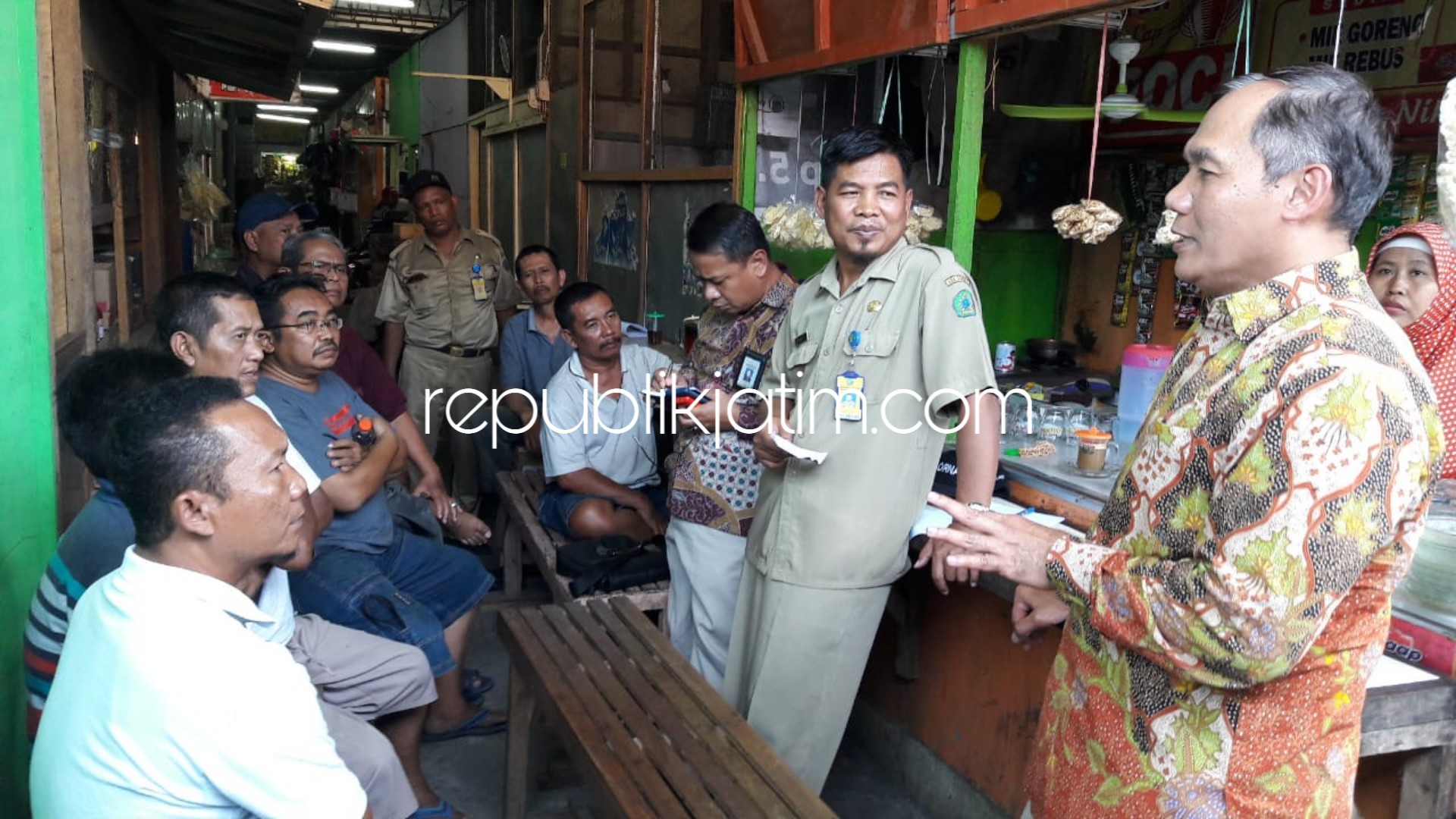 KUNJUNGAN - Anggota Komisi V DPR RI, Bambang Haryo Soekartono berkunjung untuk menampung keluhan pedagang Pasar Sukodono yang bangunan pasarnya dibangun dengan APBN Tahun 2015 lalu, Senin (08/10/2018).
