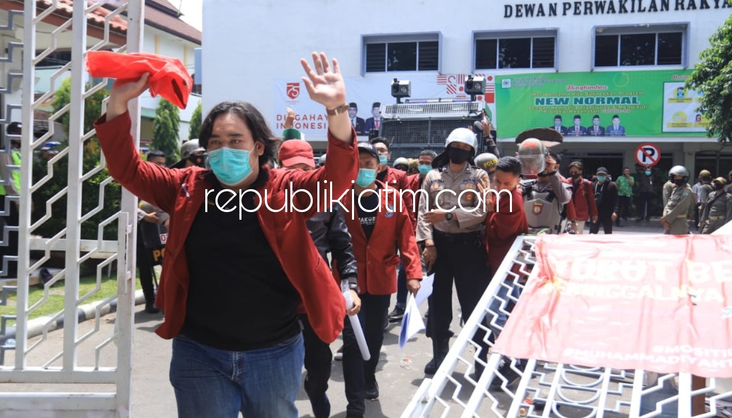 JEBOL - Pintu Gerbang Utama Kantor DPRD Sidoarjo jebol lantaran adanya gesekan antara massa pendemo dari aliansi mahasiswa dengan polisi saat menolak UU Omnibus Law, Kamis (08/10/2020).