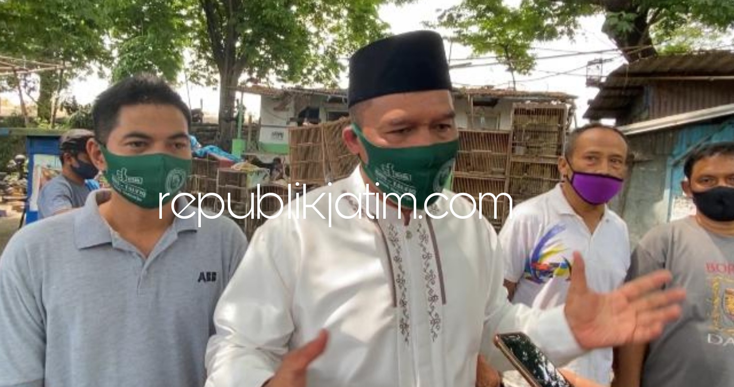 MENYAPA - Cabup Sidoarjo, Bambang Haryo Soekartono (BHS) menyapa para pedagang burung di Pasar Unggas dan Burung Porong, Sidoarjo, Kamis (08/10/2020).