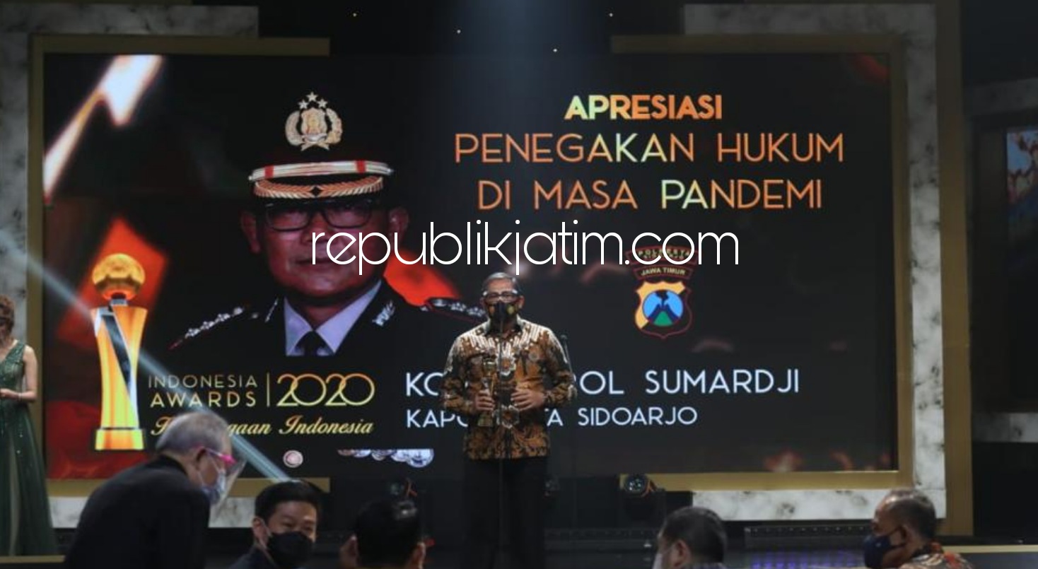 PENGHARGAAN - Kapolresta Sidoarjo, Kombes Pol Sumardji mendapat penghargaan tokoh inspiratif bangsa, Indonesia Awards 2020 dengan kategori apresiasi penegakan hukum di masa pandemi diberikan iNews (MNC Group) di Jakarta, Rabu (07/10/2020) malam.