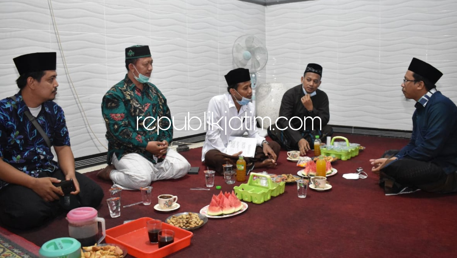 SILATURRAHMI - Cabup Sidoarjo 2020, Ahmad Muhlor Ali (Gus Muhdlor) bersilaturrahmi dengan para cucu dan keluarga besar KH Sahlan Tholib pendiri Ponpes Bahrul Ulum Sahlaniyah, Sidorangu, Desa Watugolong, Kecamatan Krian, Sidoarjo, Rabu (07/10/2020) malam.