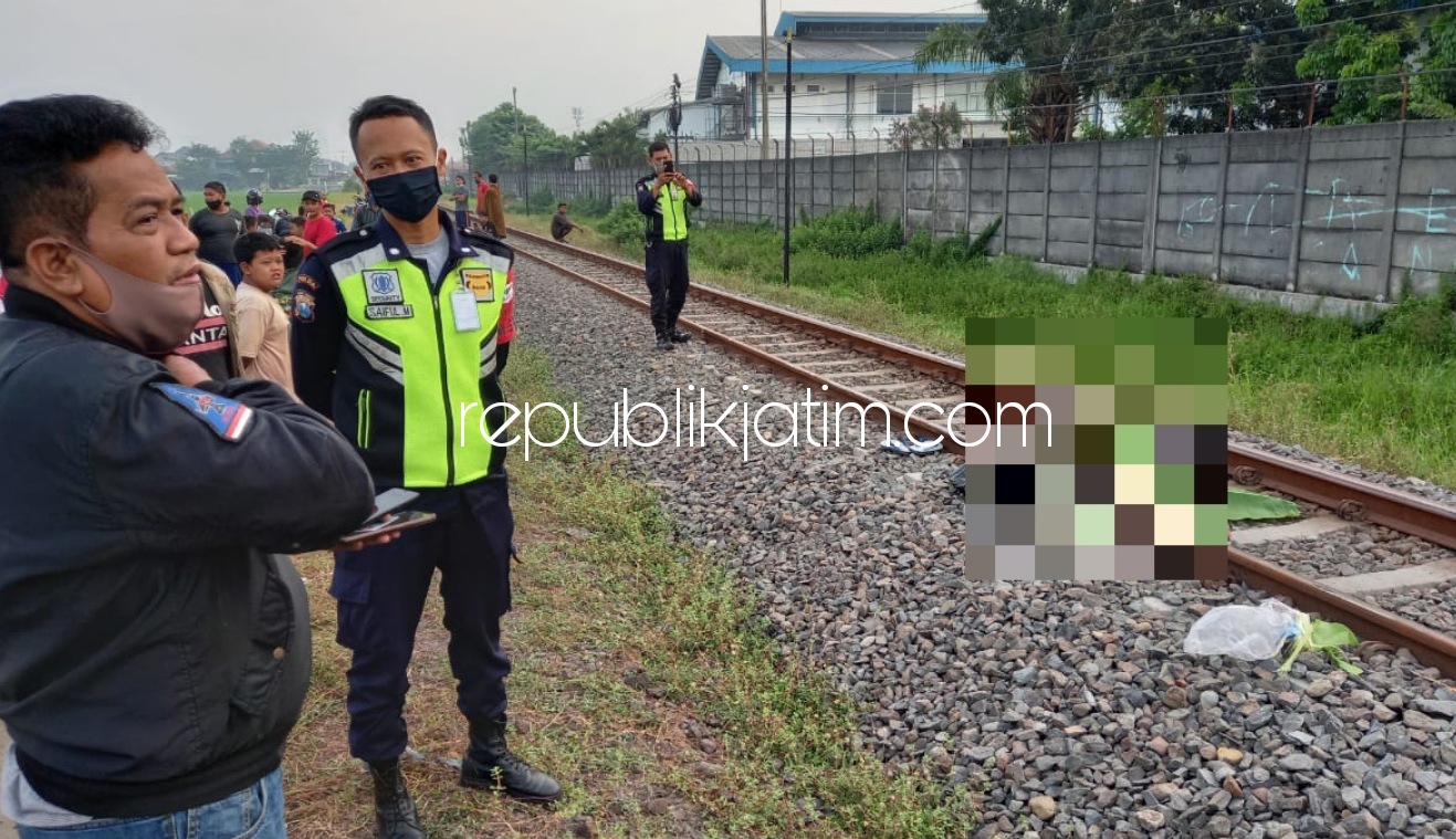 TEWAS - Petugas mengevakuasi jenazah Ny Paulina Kristanto (55) warga JL Manyar Jaya, Kelurahan Menur, Kecamatan Sukolilo, Surabaya yang tertabrak KA Jayabaya di perlintasan Desa Tenggulunan, Kecamatan Candi, Sidoarjo, Jumat (09/10/2020).