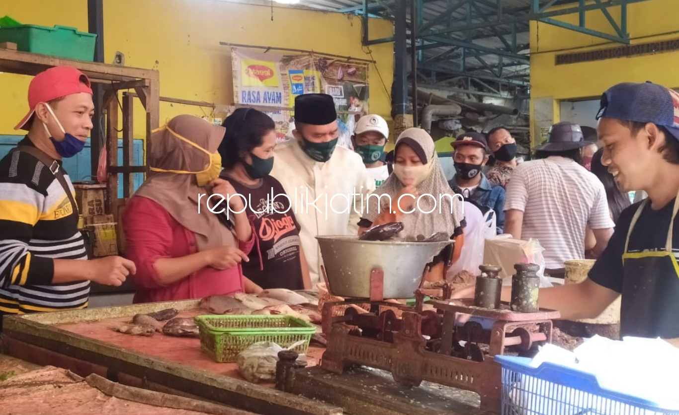 BLUSUKAN - Cabup Sidoarjo, Bambang Haryo Soekartono (BHS) blusukan ke Pasar Desa Suko, Kecamatan Sidoarjo untuk menampung keluhan pedagang dan pengunjung saat masuk ke pasar tradisional itu, Jumat (09/10/2020).