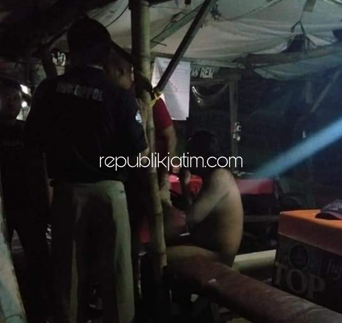 DITELANJANGI - Pelaku pencurian, Ribut Pratama (19) warga Desa/Kecamatan Kemlagi Kabupaten Mojokerto yang ditangkap warga dan ditelanjangi, Selasa (09/10/2018) dini hari.