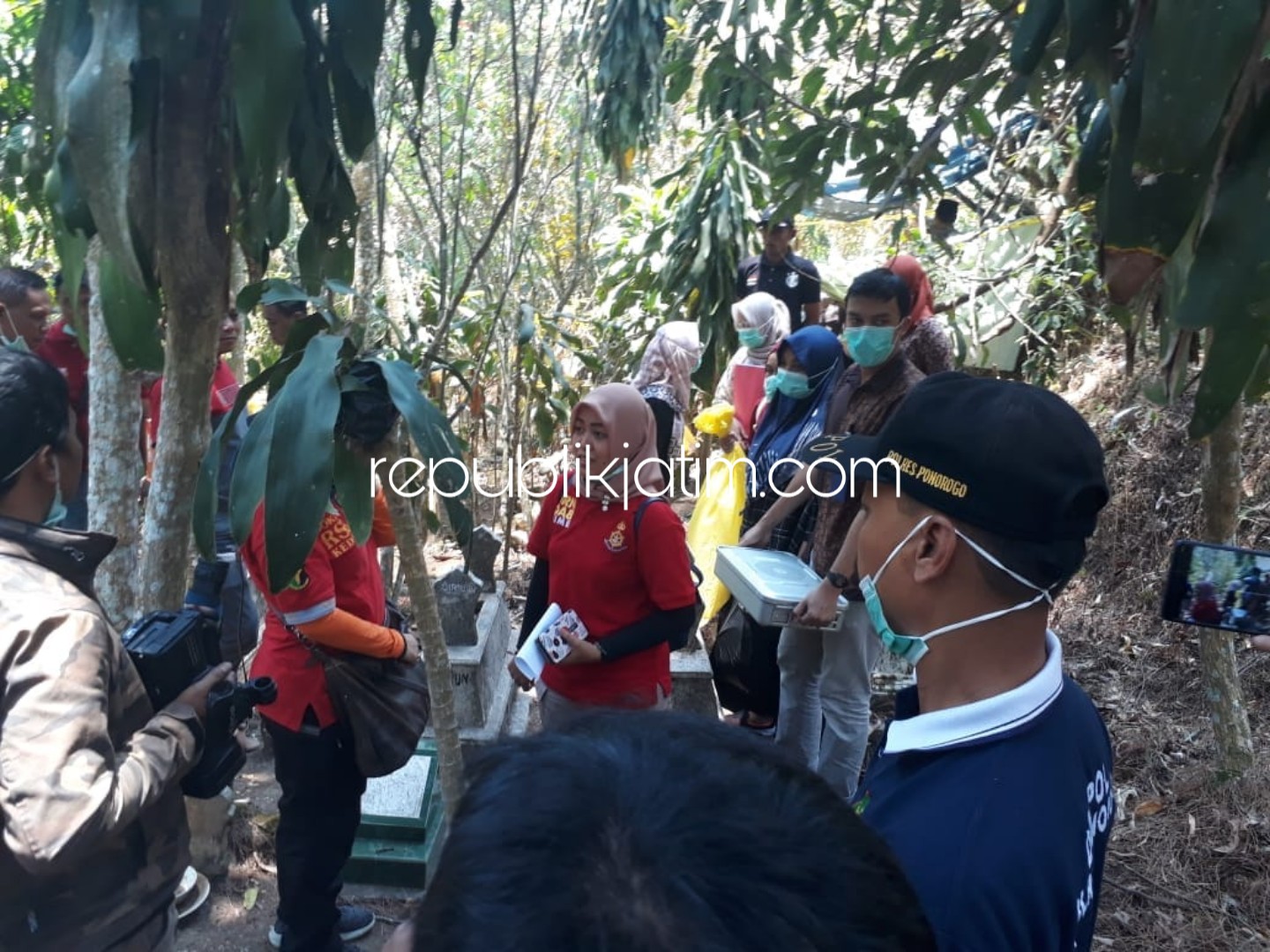 BONGKAR - Tim Satuan Reskrim Polres Ponorogo dan tim forensik RS Bhayangkara membongkar makan bayi perempuan yang diduga hasil hubungan gelap bapak dan anak tirinya di makam Dusun Toyomarto, Desa Pupus, Kecanatan Ngebel, Ponorogo, Senin (08/10/2018).