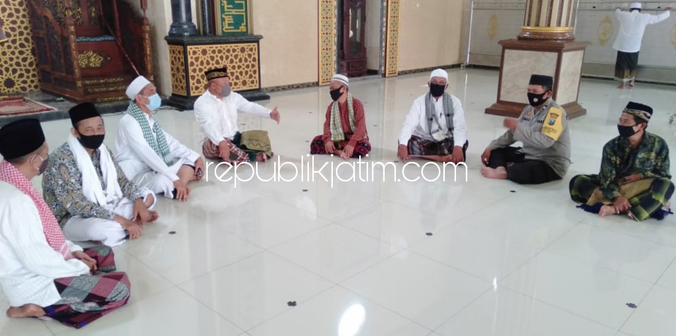SOSIALISASI - Bhabinkamtibmas Desa/Kecamatan Krembung, Sidoarjo, Aiptu Ismail sosialisasi pencegahan Covid-19 seusai salat Jumat di Masjid Assuada desa setempat, Jumat (09/10/2020).