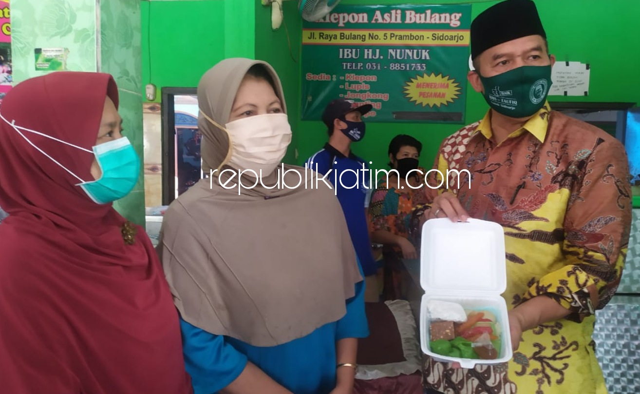 KAMPOENG KLEPON - Cabup Sidoarjo, Bambang Haryo Soekartono (BHS) mengunjungi stan klepon milik Hj Nunuk di Kampoeng Klepon Desa Bulang, Kecamatan Prambon, Sidoarjo agar bisa semakin berkembang pesat, Sabtu (10/10/2020).